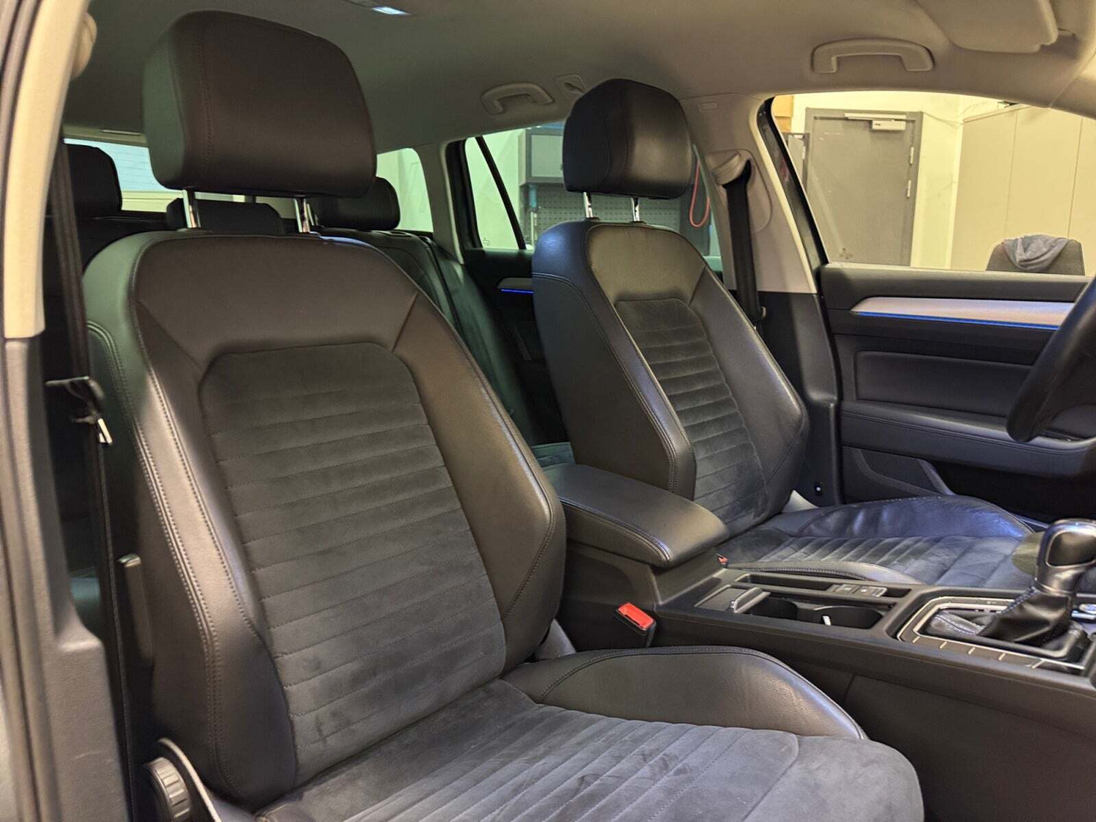 Grå VW Passat fra 2016