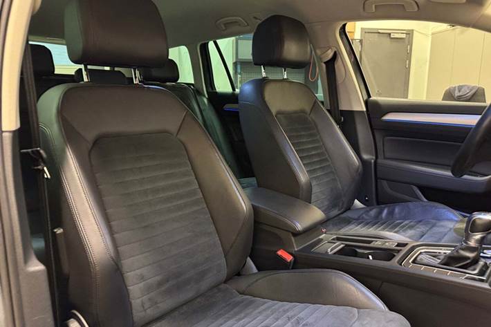 Grå VW Passat fra 2016