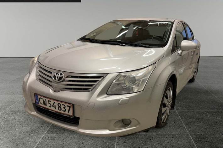 Sølv Toyota Avensis fra 2011 set udefra