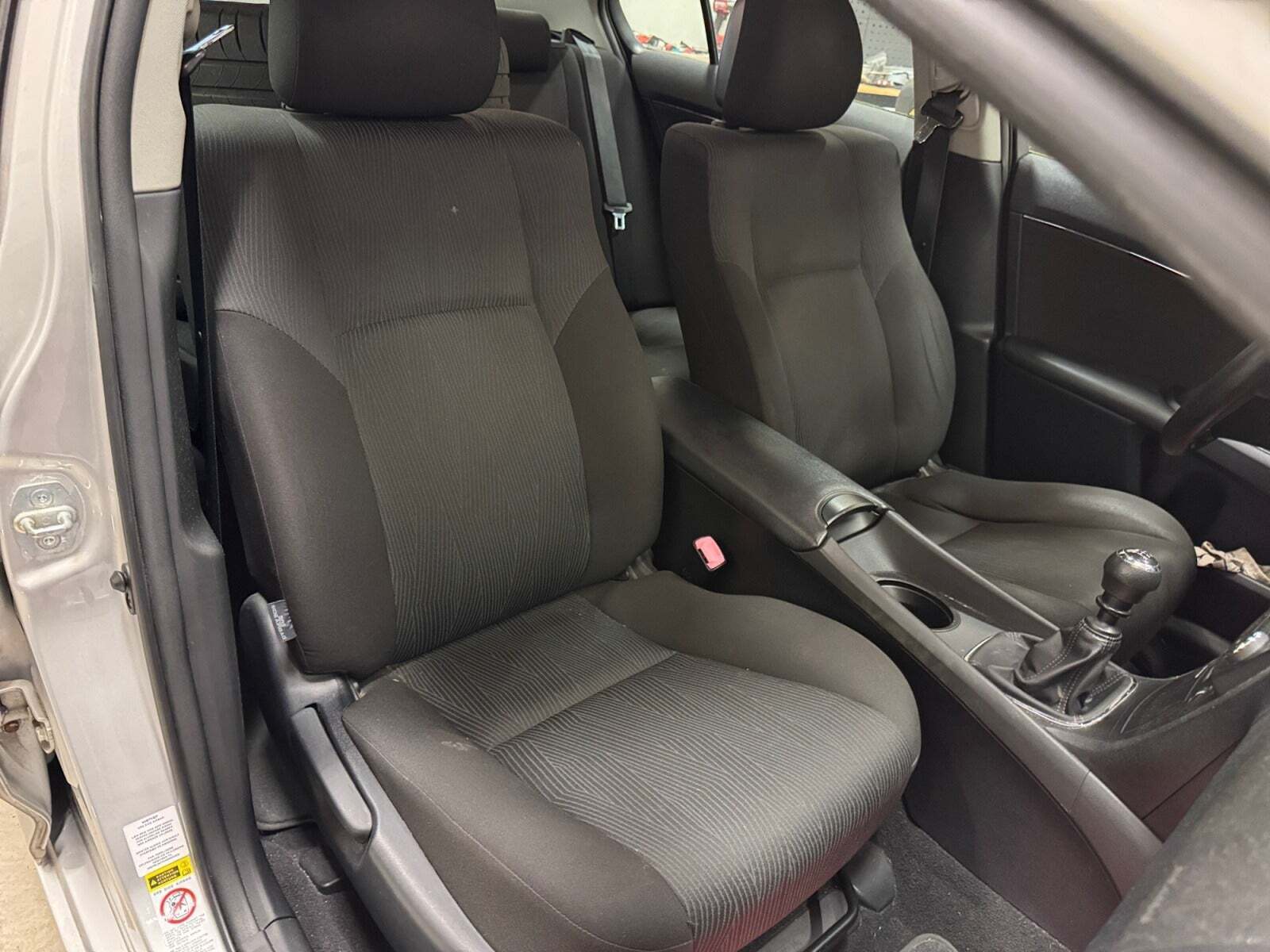 Sølv Toyota Avensis fra 2011