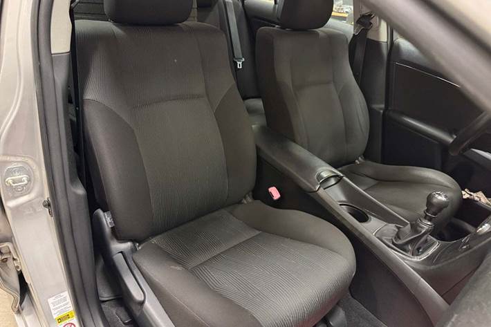 Sølv Toyota Avensis fra 2011