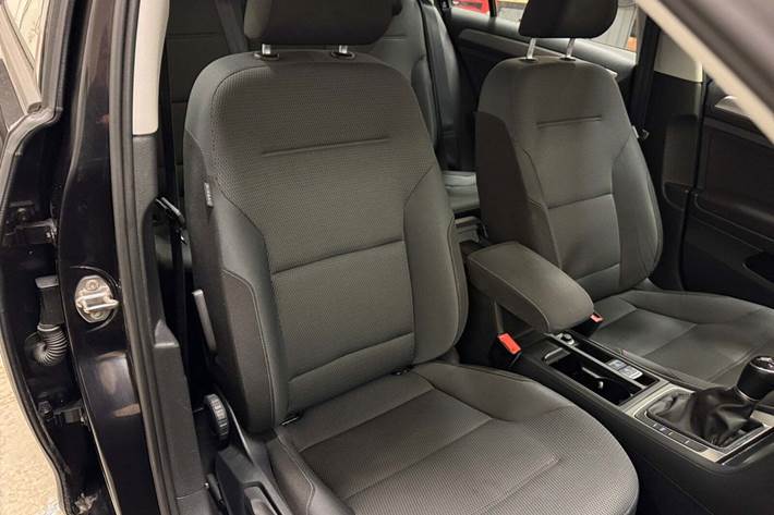 Blå VW Golf VII fra 2015