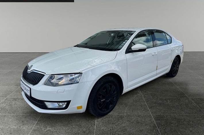 Hvid Skoda Octavia fra 2015 set udefra