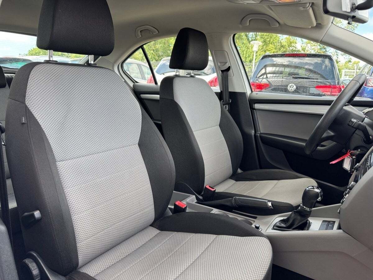 Hvid Skoda Octavia fra 2015