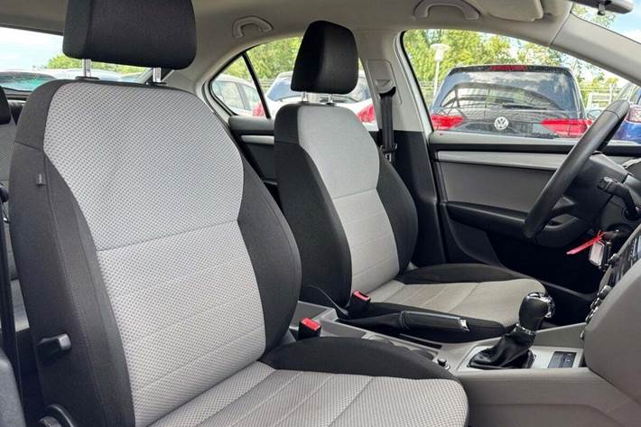 Hvid Skoda Octavia fra 2015