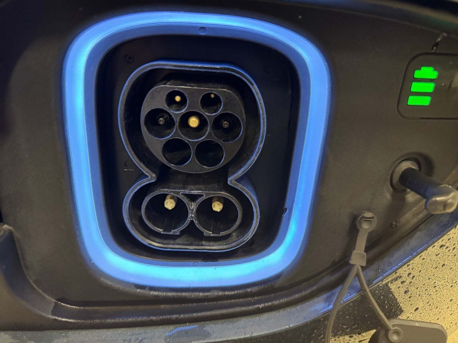 Blå Hyundai Kona fra 2022