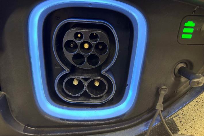 Blå Hyundai Kona fra 2022