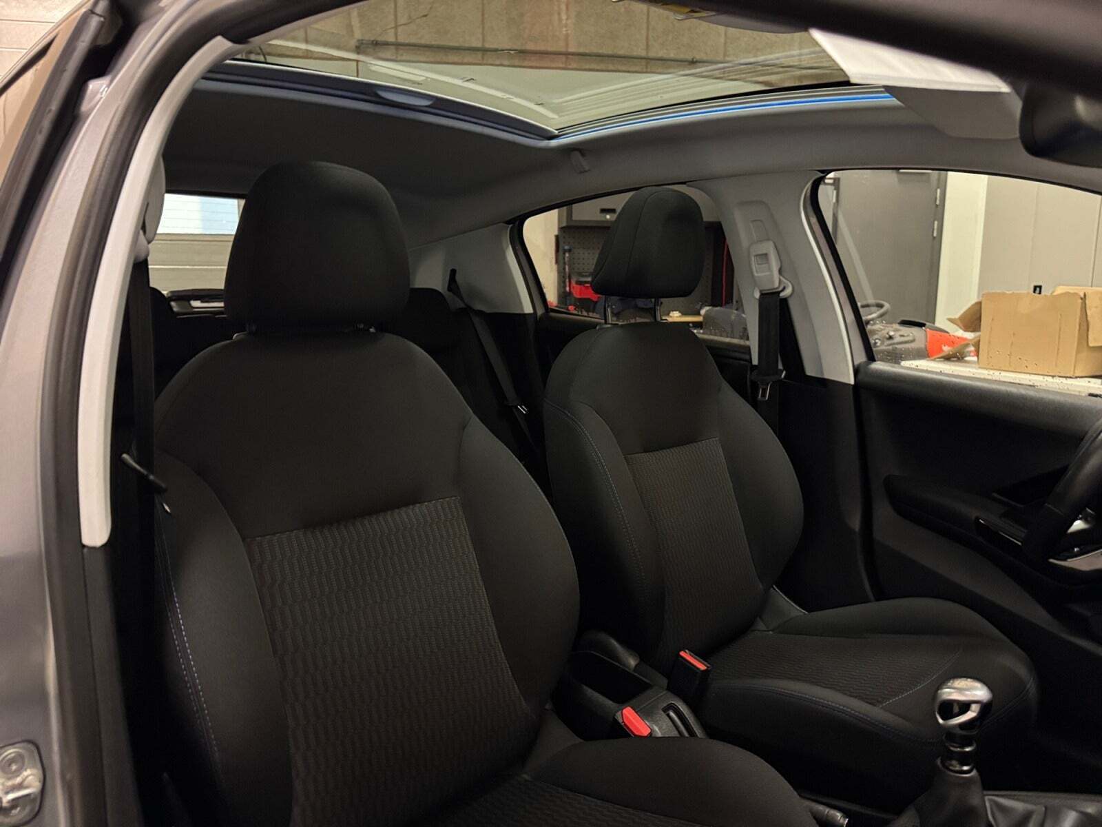 Grå Peugeot 208 fra 2019