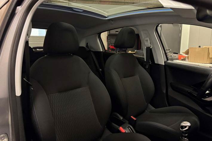 Grå Peugeot 208 fra 2019