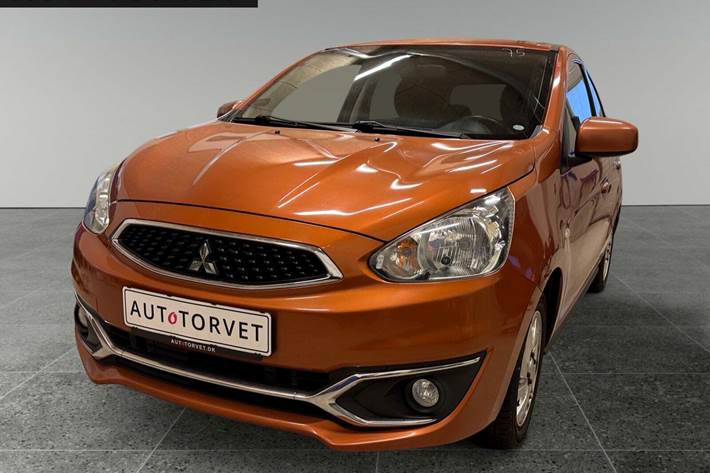 Orange Mitsubishi Space Star fra 2018 set udefra