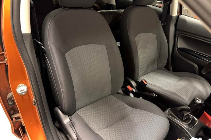 Orange Mitsubishi Space Star fra 2018