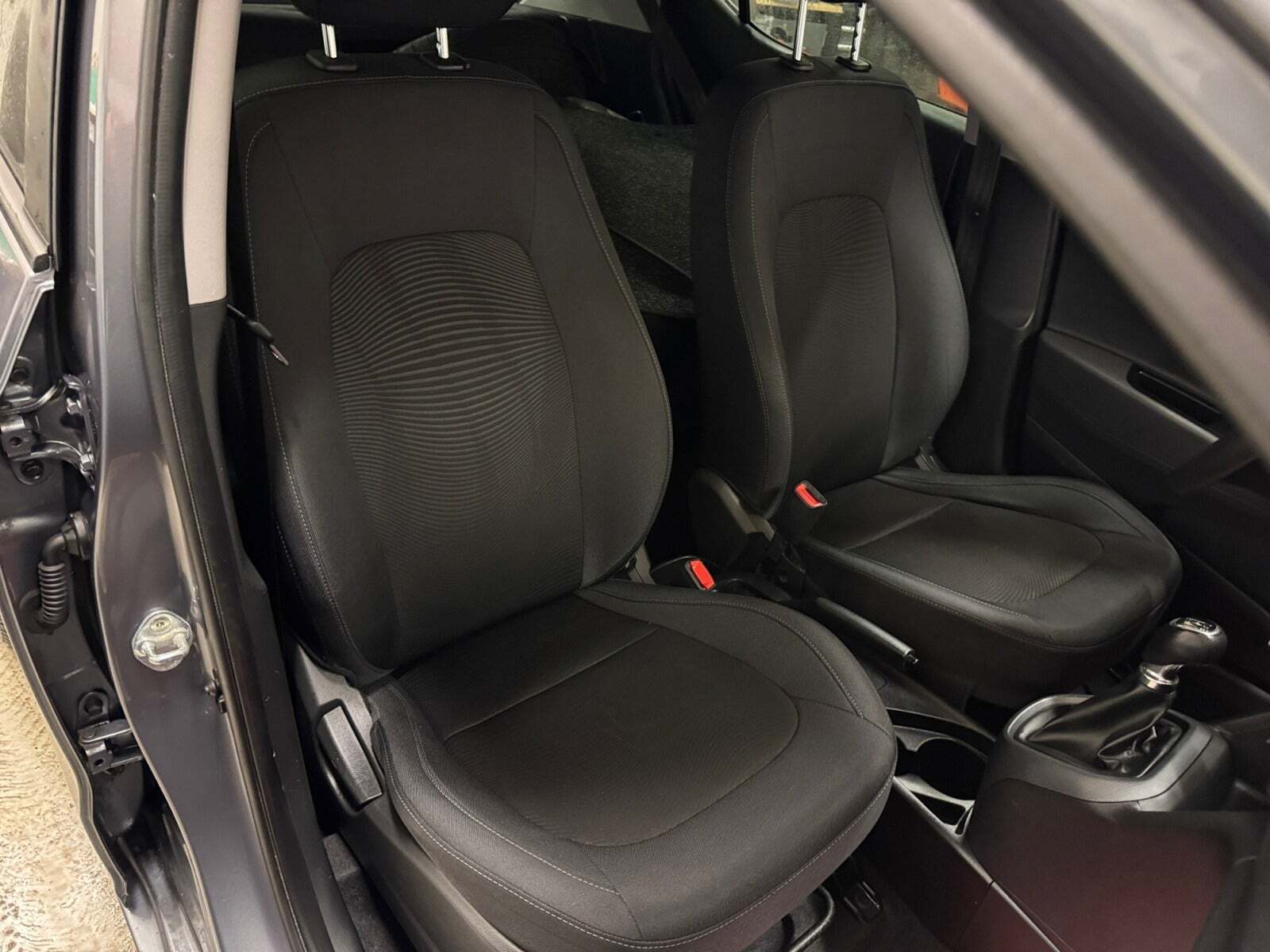 Grå Hyundai i10 fra 2017