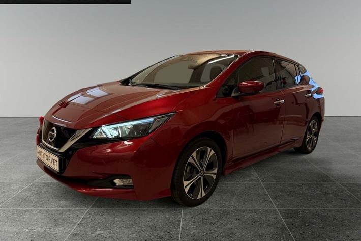 Rød Nissan Leaf fra 2020 set udefra