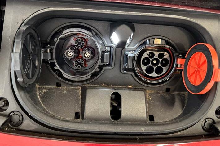 Rød Nissan Leaf fra 2020