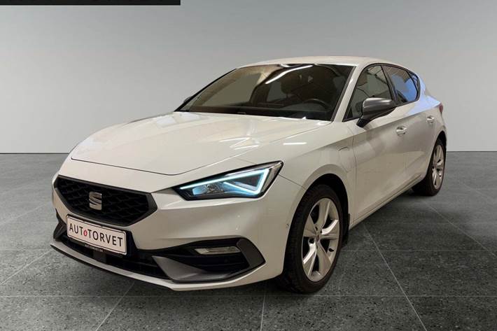 Hvid Seat Leon fra 2021 set udefra