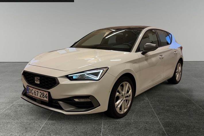 Hvid Seat Leon fra 2021 set udefra