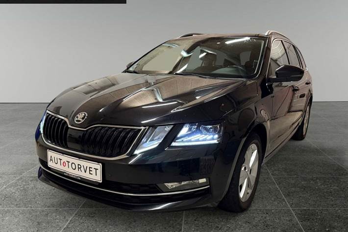 Sort Skoda Octavia fra 2018 set udefra