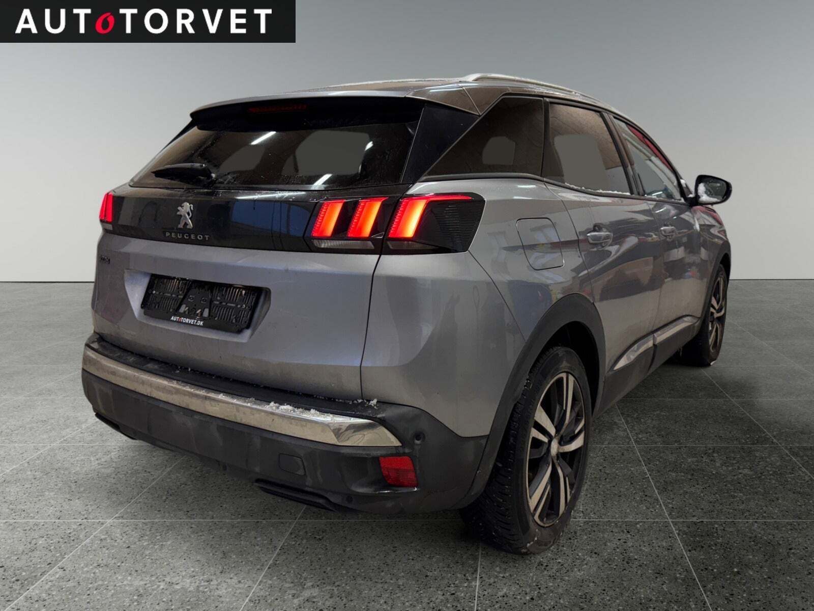 Grå Peugeot 3008 fra 2017