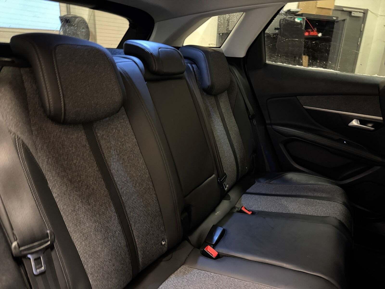 Grå Peugeot 3008 fra 2017