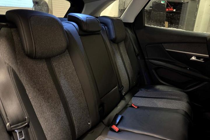 Grå Peugeot 3008 fra 2017
