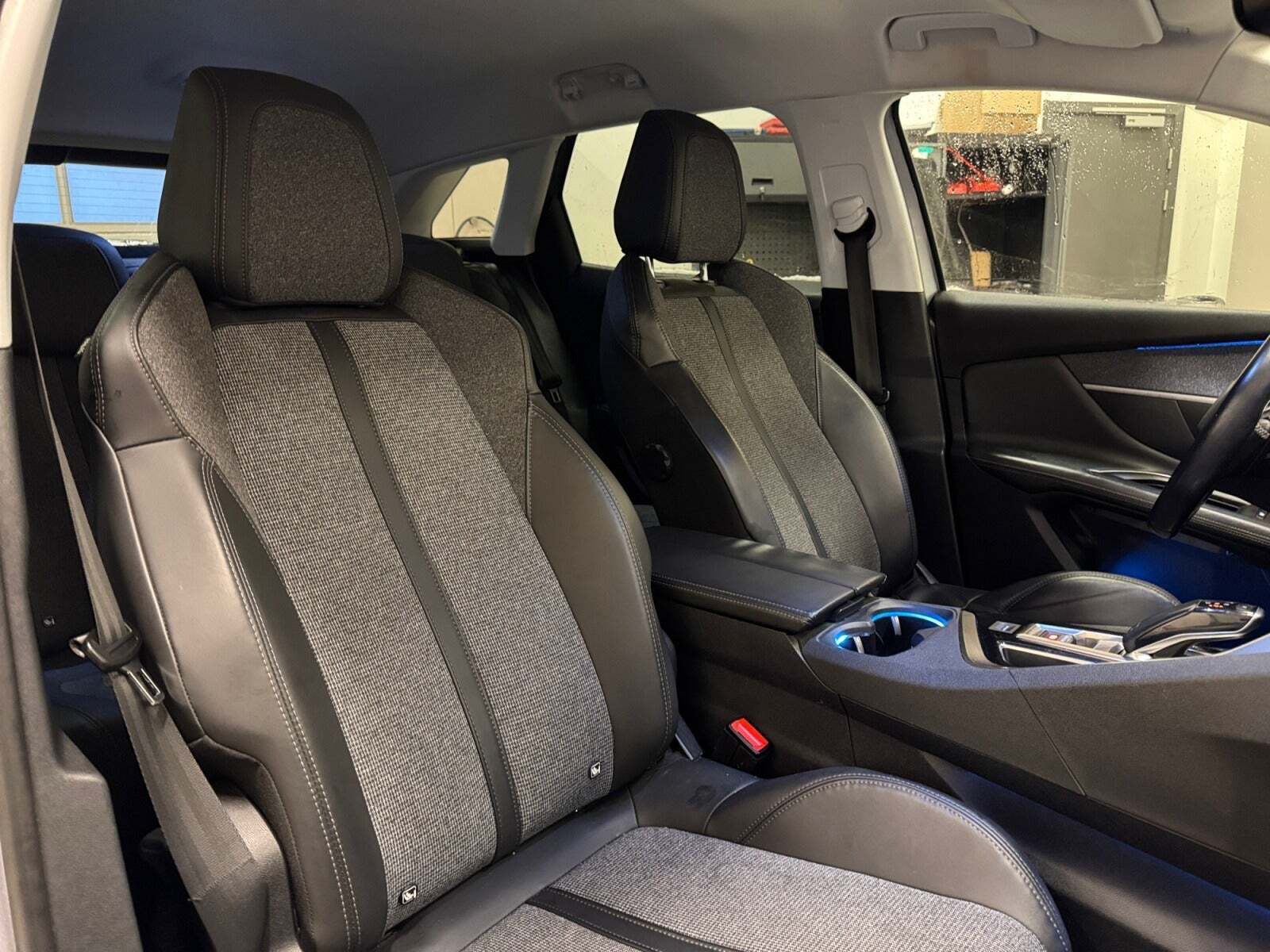 Grå Peugeot 3008 fra 2017