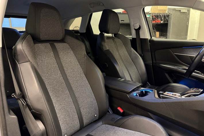 Grå Peugeot 3008 fra 2017