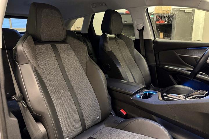 Grå Peugeot 3008 fra 2017