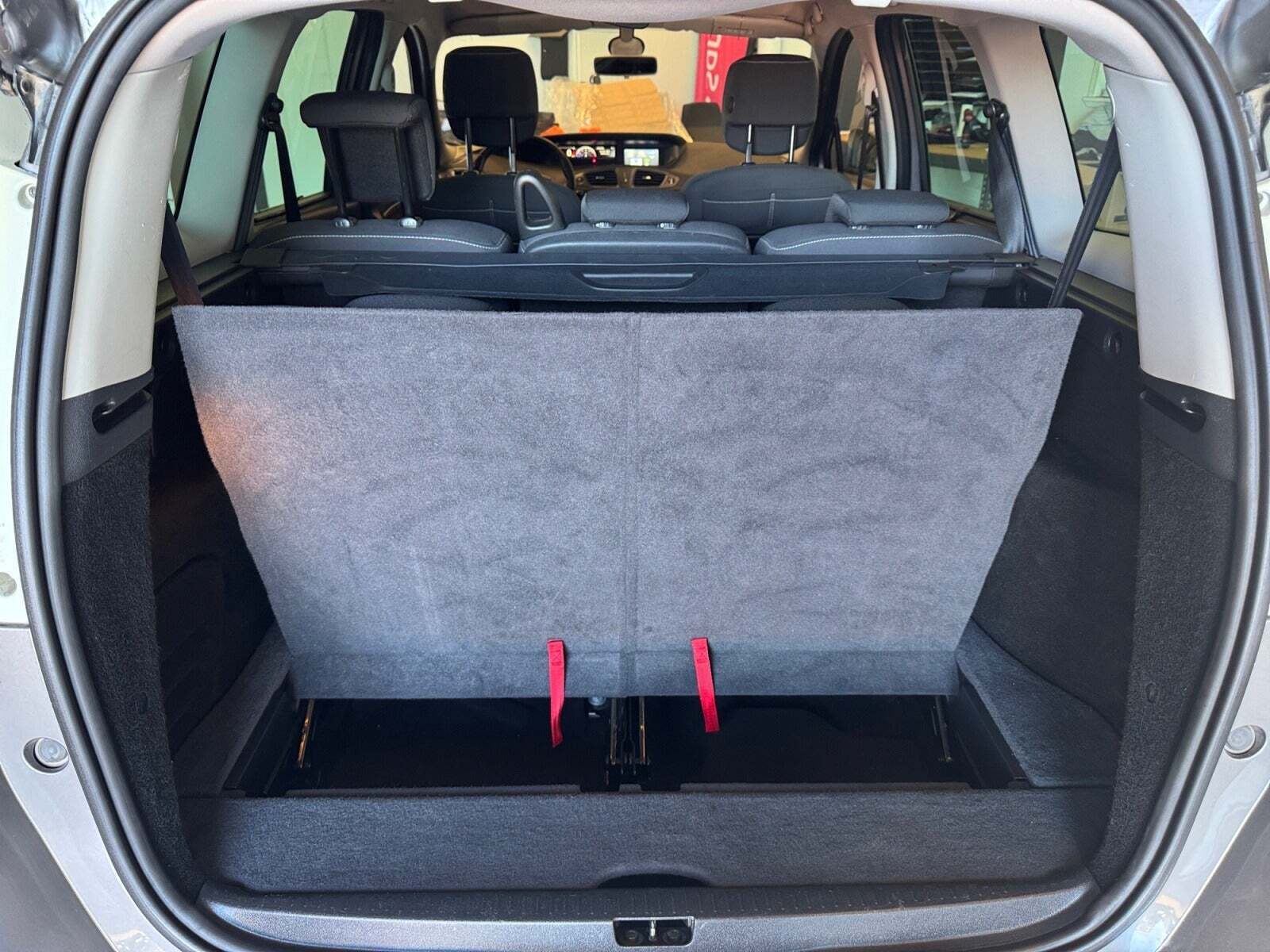 Grå Renault Grand Scenic III fra 2015