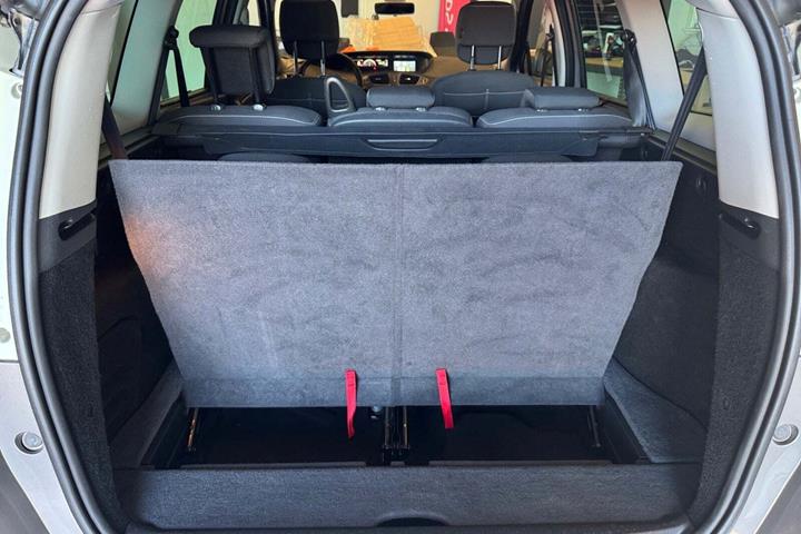 Grå Renault Grand Scenic III fra 2015