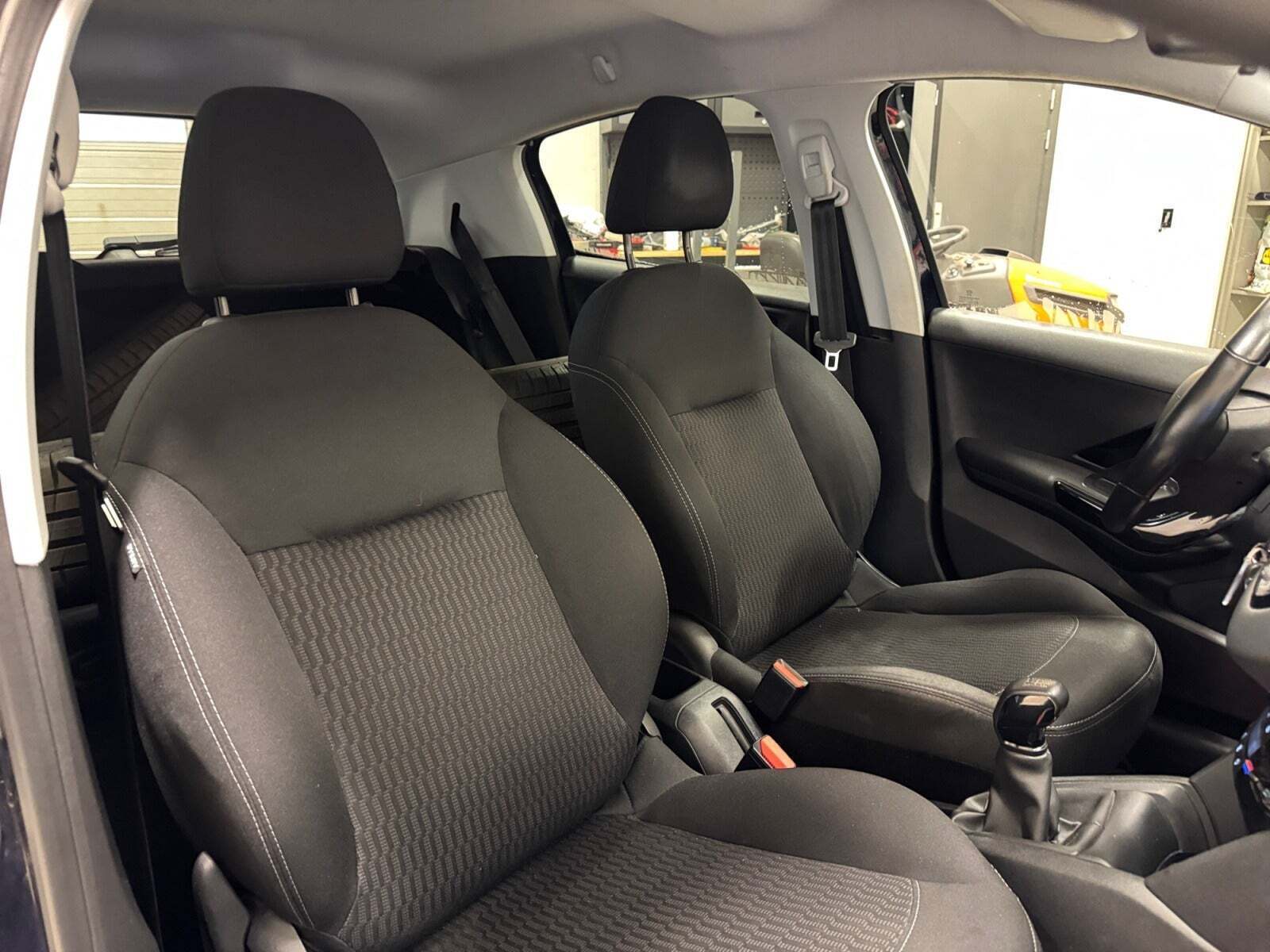 Blå Peugeot 208 fra 2019