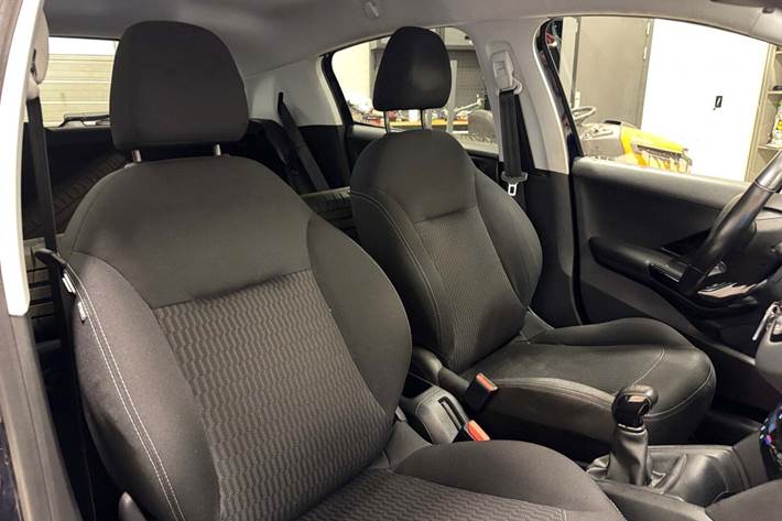 Blå Peugeot 208 fra 2019