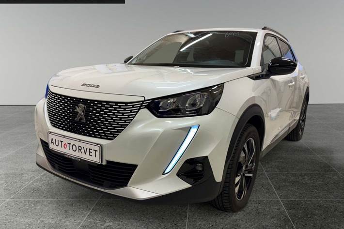 Hvid Peugeot e-2008 fra 2022 set udefra
