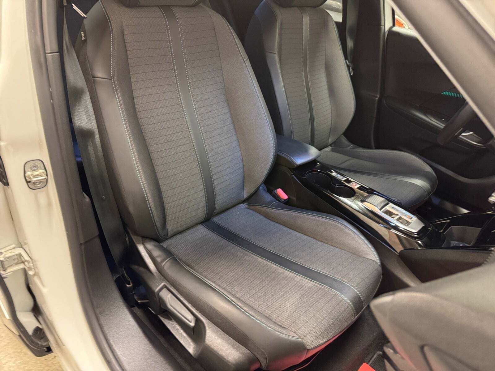 Hvid Peugeot e-2008 fra 2022