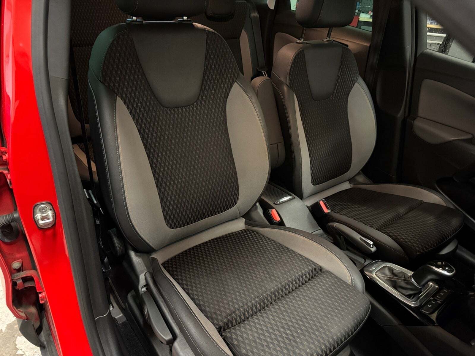 Rød Opel Crossland X fra 2019