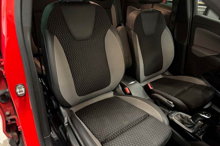 Rød Opel Crossland X fra 2019