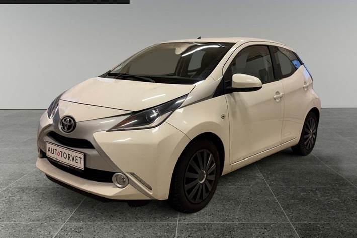 Hvid Toyota Aygo fra 2015 set udefra