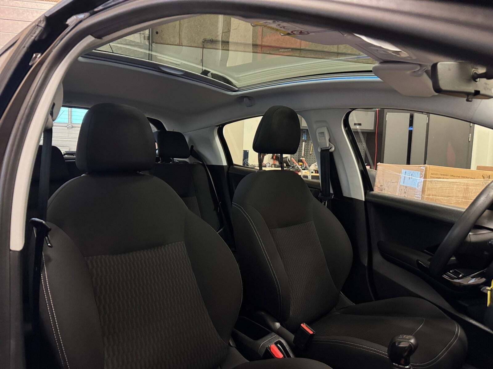 Sort Peugeot 208 fra 2017