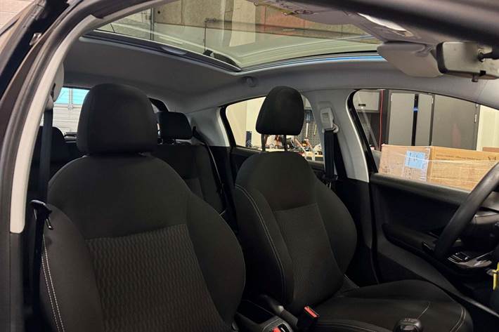 Sort Peugeot 208 fra 2017