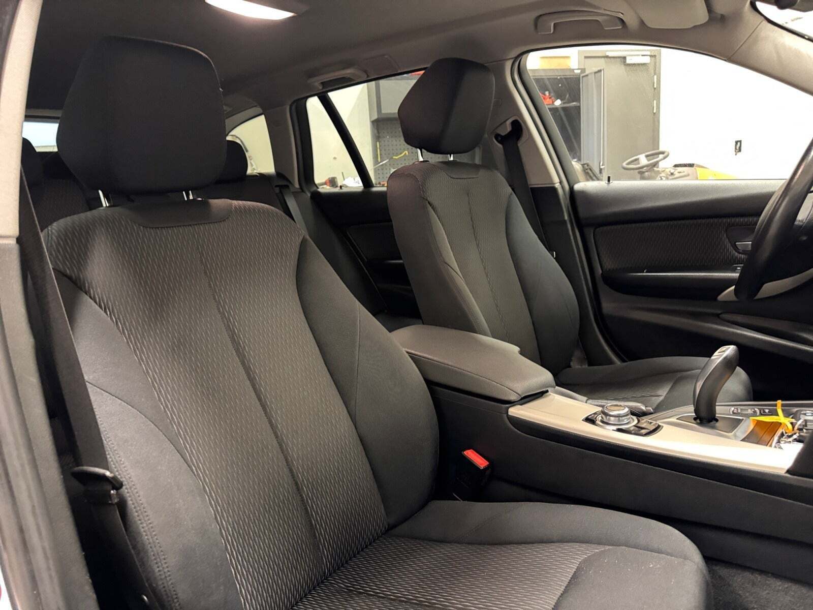 Grå BMW 320d fra 2015