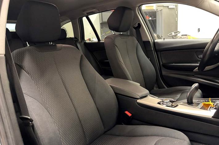 Grå BMW 320d fra 2015