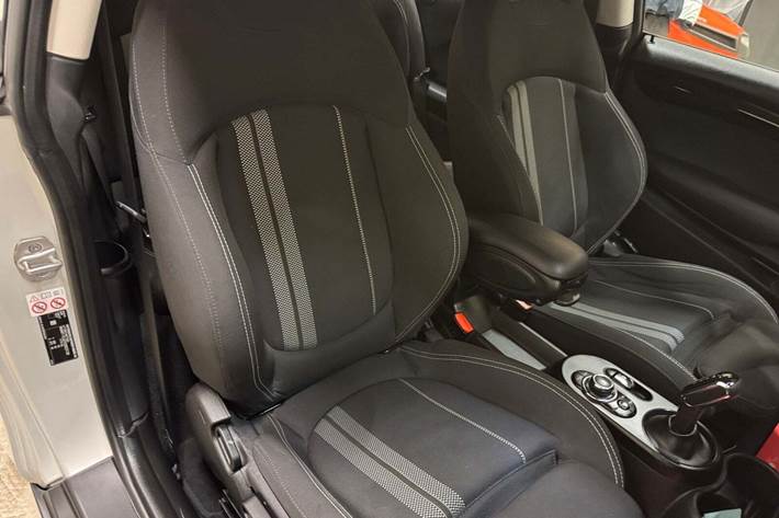 Sølv Mini Cooper SE fra 2021