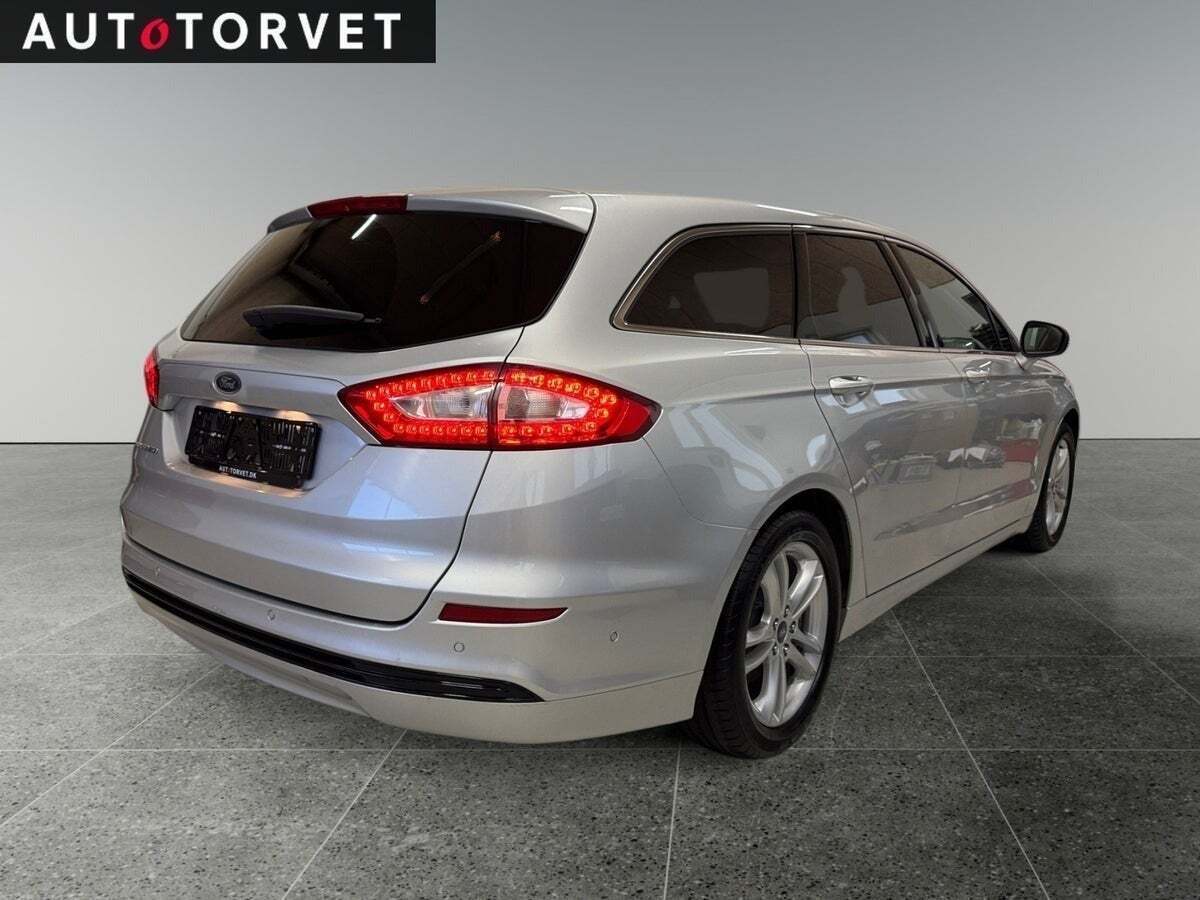 Sølv Ford Mondeo fra 2016
