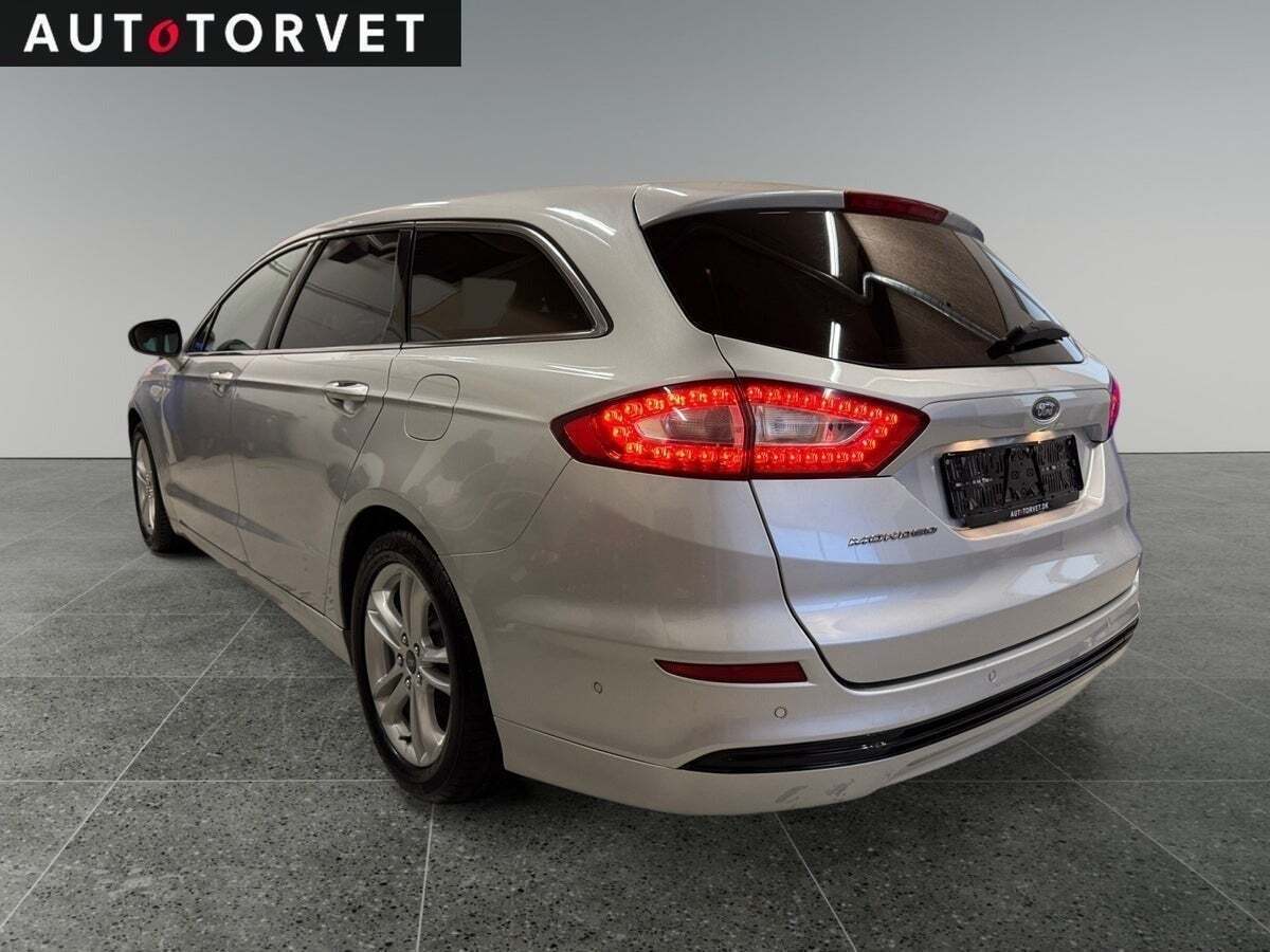 Sølv Ford Mondeo fra 2016