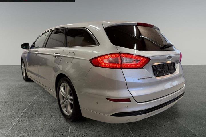 Sølv Ford Mondeo fra 2016