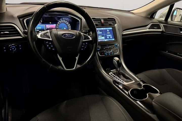 Sølv Ford Mondeo fra 2016