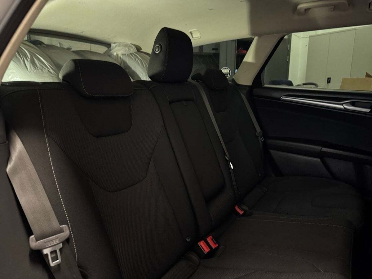 Sølv Ford Mondeo fra 2016
