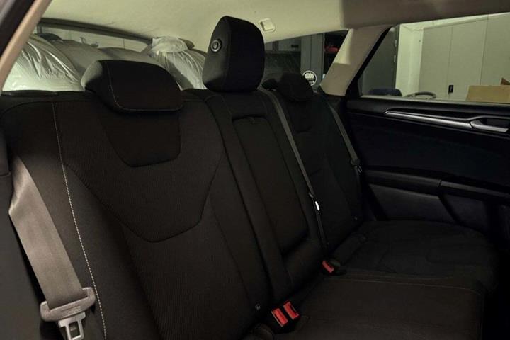 Sølv Ford Mondeo fra 2016