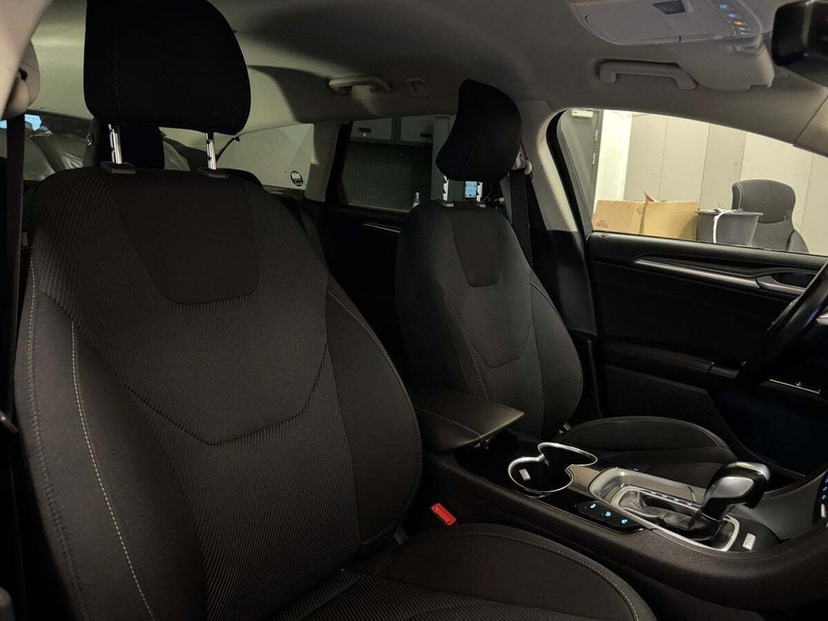 Sølv Ford Mondeo fra 2016