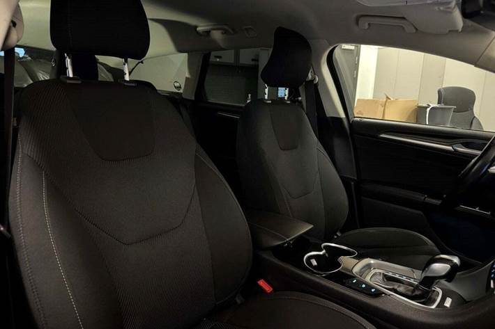 Sølv Ford Mondeo fra 2016