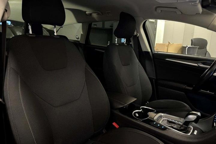 Sølv Ford Mondeo fra 2016